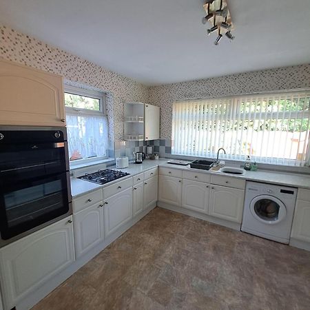 Dalton House - Three Bedroom Property Stretford Free Parking Near The Trafford Centre แมนเชสเตอร์ ภายนอก รูปภาพ